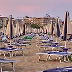Charming Apartment Near The Beach With Pool