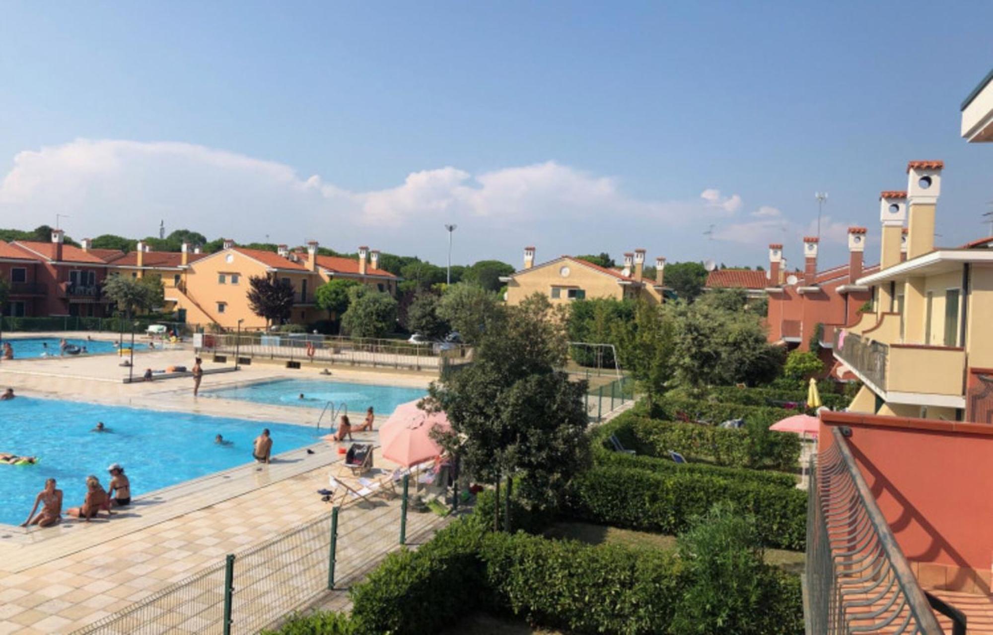 Charming Near The With Pool Apartment