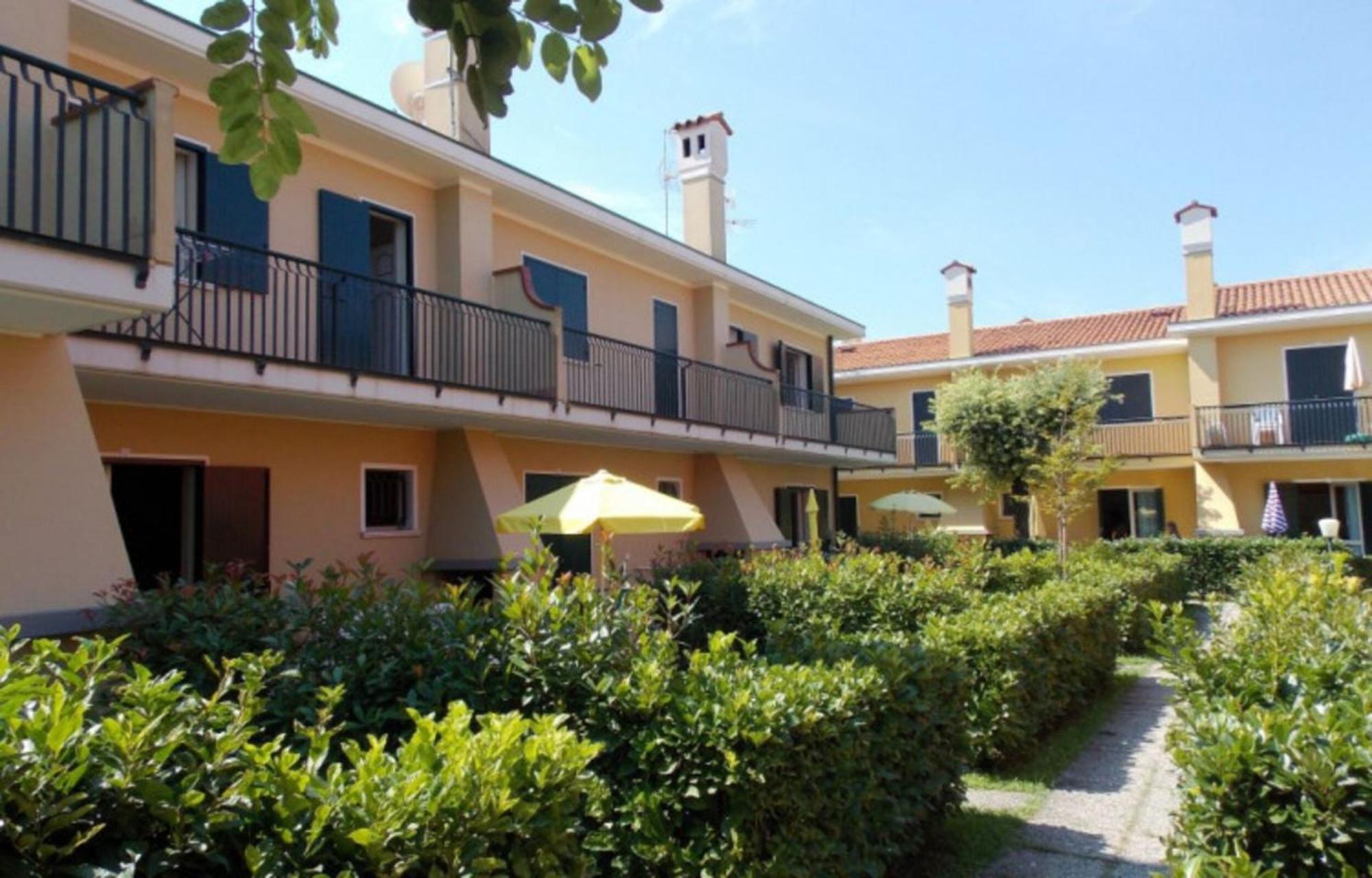 Apartment Charming Near The With Pool *