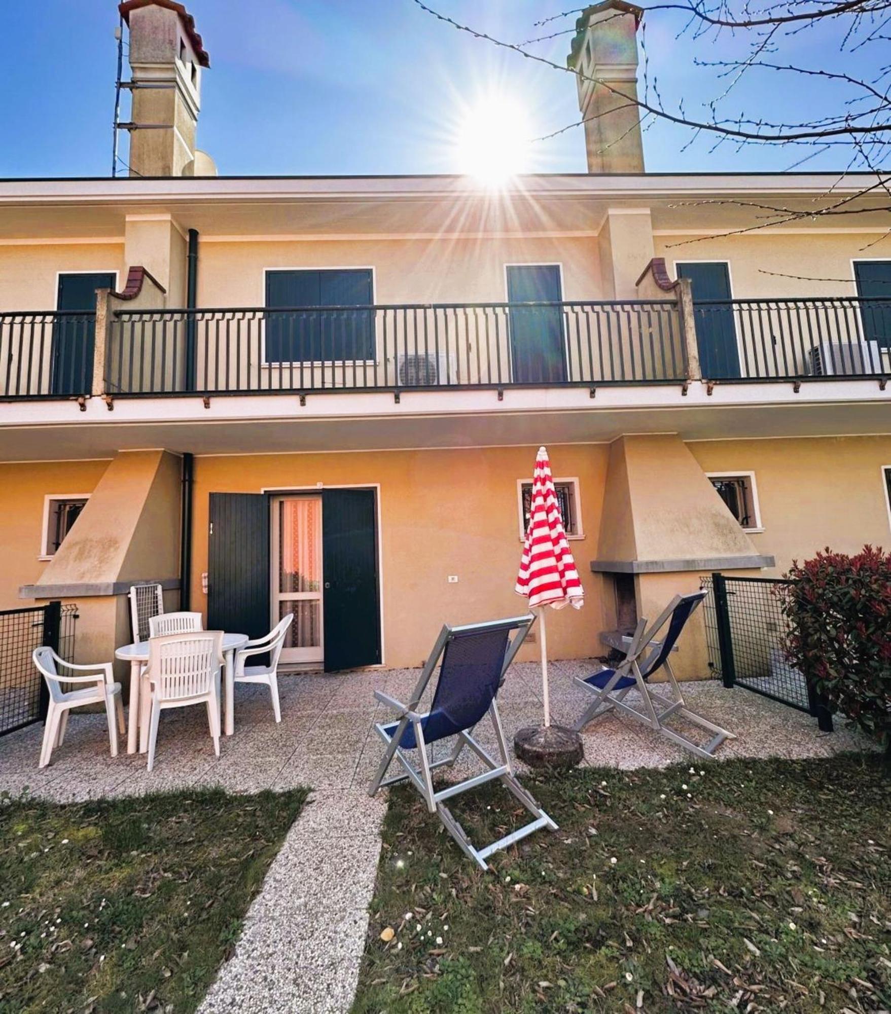 Charming Near The With Pool Apartment